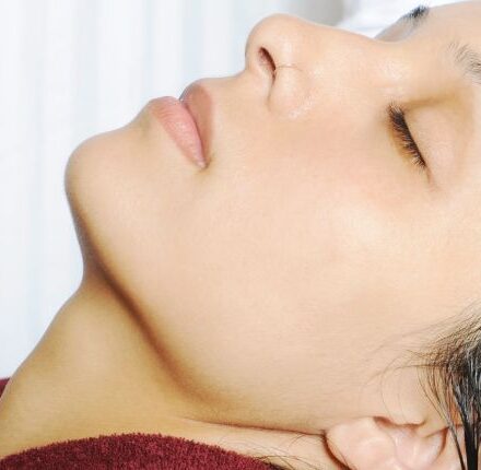 Massaggiare il cuoio capelluto per favorire la crescita dei capelli