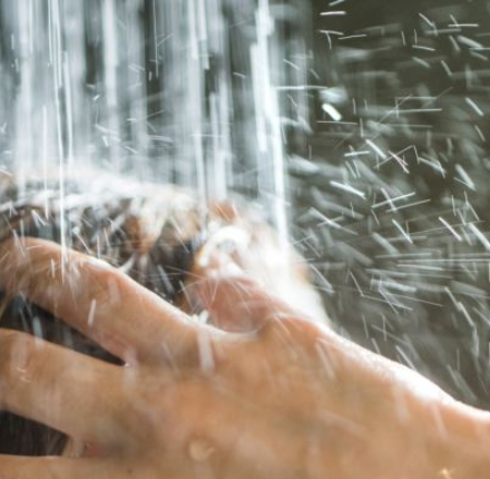 Risciacquare i capelli con acqua fredda è veramente una buona idea?