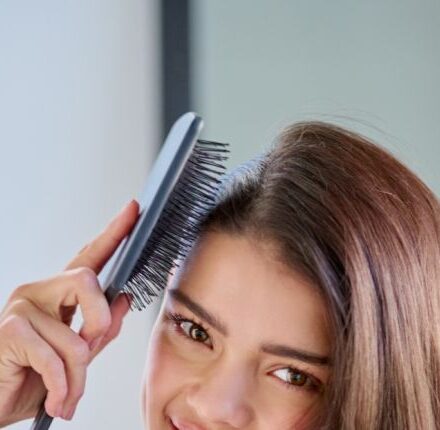 È vero che la spazzola va scelta in base al tipo di capelli?