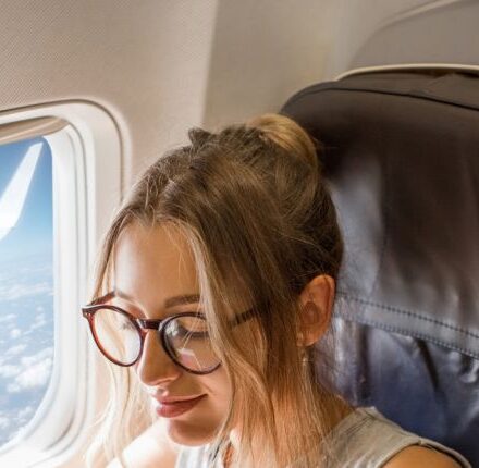 3 idee di styling per salvare i capelli quando viaggi in aereo