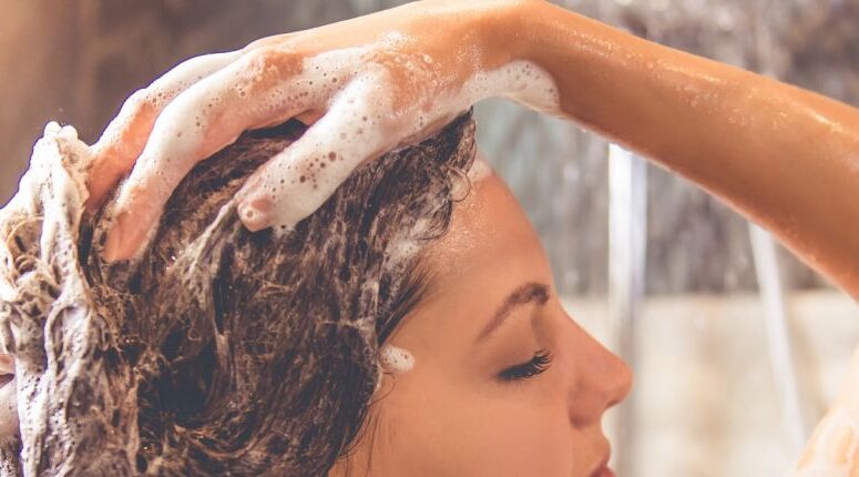Lavare i capelli tutti i giorni: buona o cattiva idea?