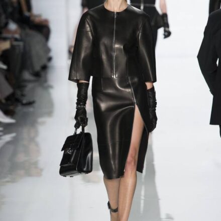 Quali acconciature tendenza per lasciare libero il viso?