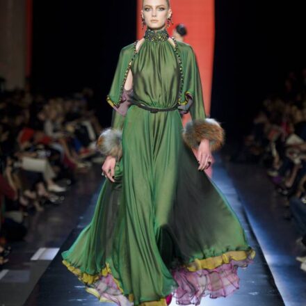 Lo chignon a cono XXL, dalle passerelle alla vita reale?