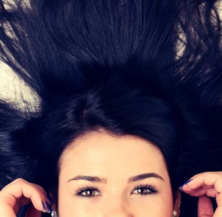 Lessico hairstyle: far drizzare i capelli sulla testa