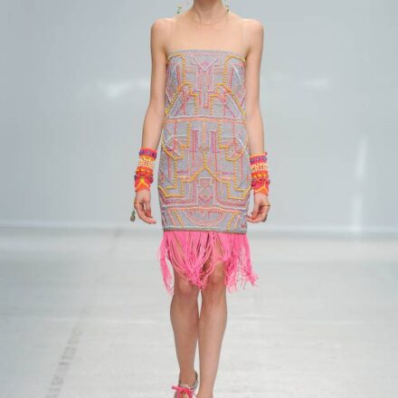 La parrucca effetto «ali d’uccello», dalle passerelle alla vita reale?