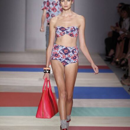 Due modi di annodare il foulard per proteggersi dal sole