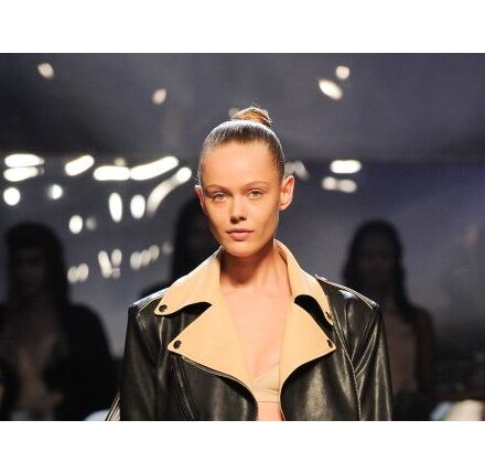 Focus sullo chignon "effetto lifting" della sfilata Jean Paul Gaultier