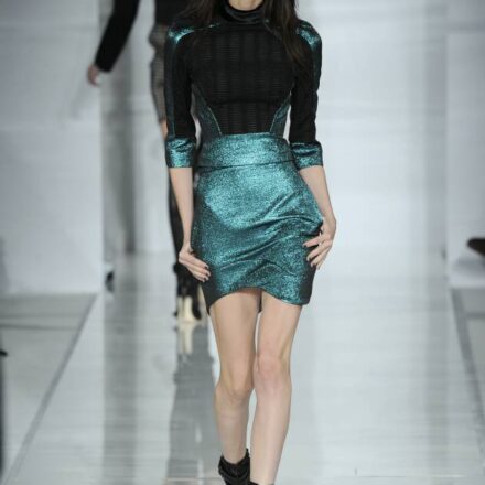 La riga bassa per un’acconciatura voluminosa