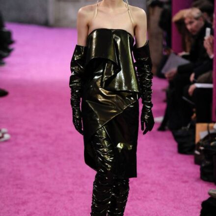 Make-up flashy per un’acconciature austera