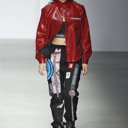 Le ciocche incollate al viso, dalle passerelle alla vita reale