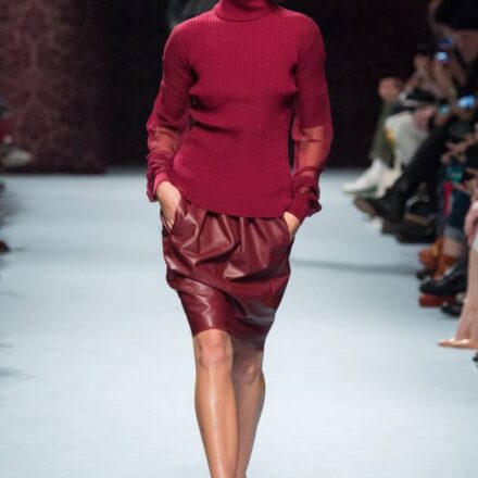 I capelli infilati nel collo del pull: nuova tendenza?