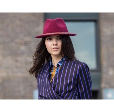 Streetstyle: come portare con disinvoltura il cappello color prugna