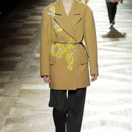 Il carré dietro le orecchie per mostrare i gioielli punk