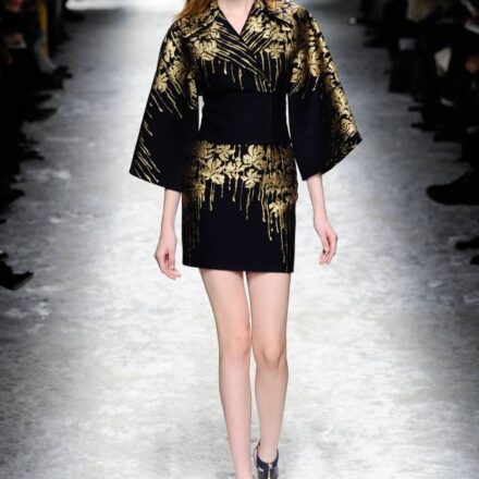 Riga al centro ed effetto wavy per dare risalto ai capelli di media lunghezza