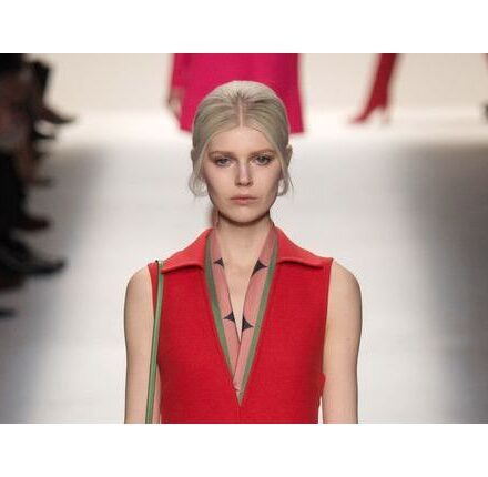 Il viso incorniciato da 2 ciocche di capelli: una buona idea?