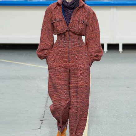 Uno sguardo fluo per un'acconciatura sobria