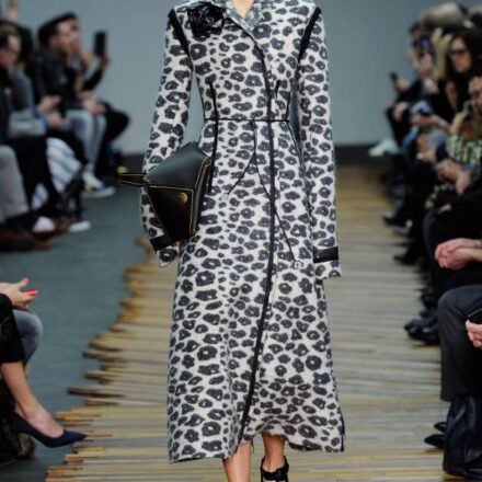 Capelli appiattiti: valorizza la tua acconciatura con orecchini fantasia