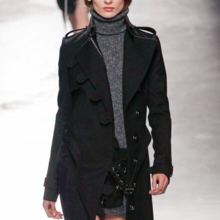 Acconciatura sobria per uno sguardo grafico