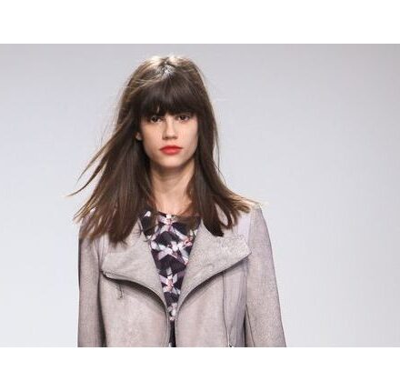 Fari puntati sulla tendenza della frangia lunga con riga al centro