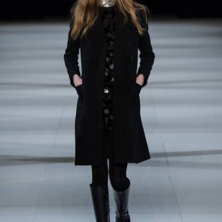 Acconciatura sobria per sguardo ipnotico