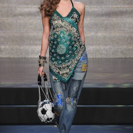 Streetstyle: l'effetto appiattito sui capelli corti