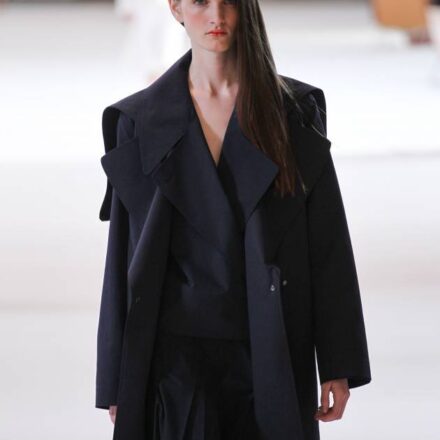 L’acconciatura della settimana: il side-hair con una riga al centro