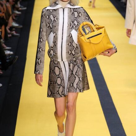 Il ciuffo appiattito della sfilata Carven: dalle passerelle alla vita di tutti i giorni?