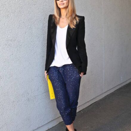 Il ciuffo appiattito su capelli sciolti per un’aria sofisticata