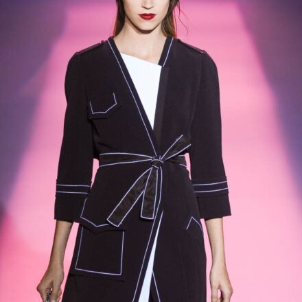 Il wet look associato a una bocca rosso glamour: must have