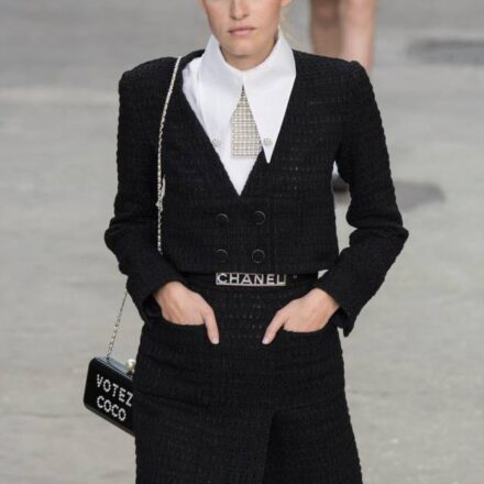 «Wanted»: uno chignon basso associato a uno smoky eye intenso