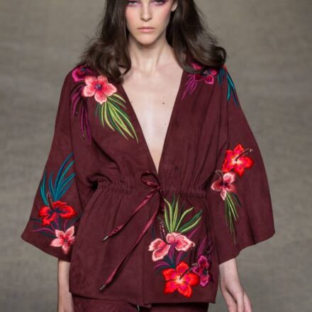 Il color prugna con capelli castano scuro: il buon mix