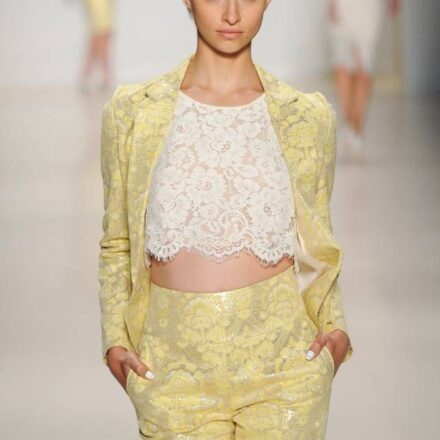 L’headband ornato di perle su uno chignon basso