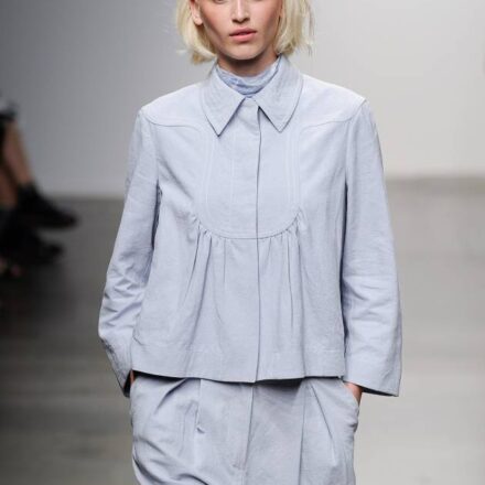 Il ciuffo bombato su un carré corto