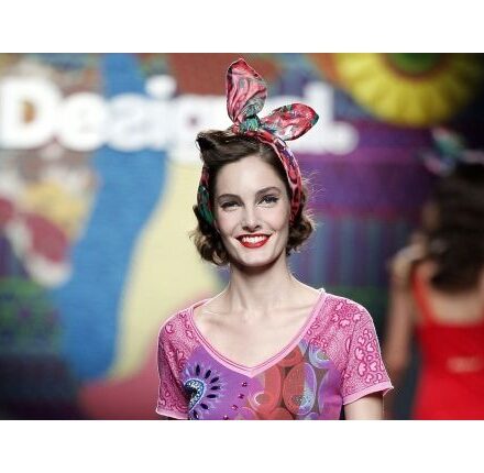 Il foulard colorato: must-have dell’estate