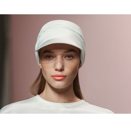 Quali accessori di tendenza per proteggere i miei capelli in estate?