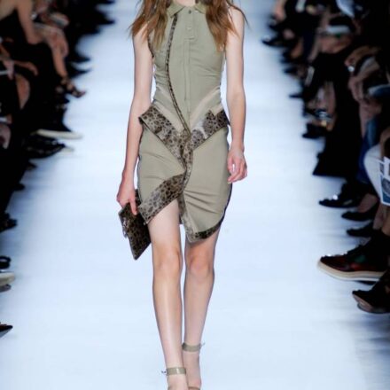 Make-up nude per un'acconciatura wavy