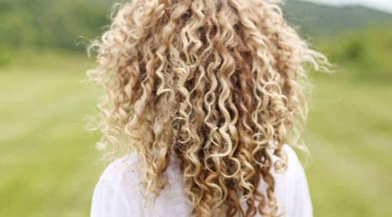 capelli ricci lunghi acconciature