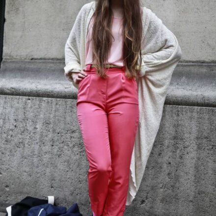 Capucine, 25 anni: «Il mio dettaglio fashion: il fermaglio a fiocco»