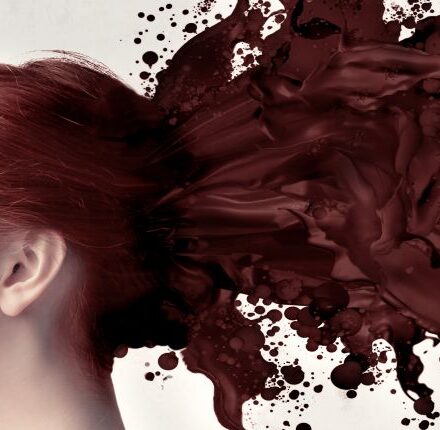 Tingere i capelli a casa: ecco gli errori da non commettere