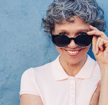 Lasciare i capelli grigi al naturale dopo anni di colorazioni