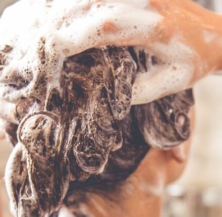 È vero che usare sempre lo stesso shampoo non fa bene ai capelli?