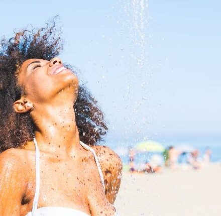 Come prendersi cura dei capelli crespi in spiaggia?