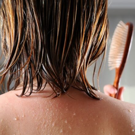 Perché non bisogna spazzolare i capelli bagnati?