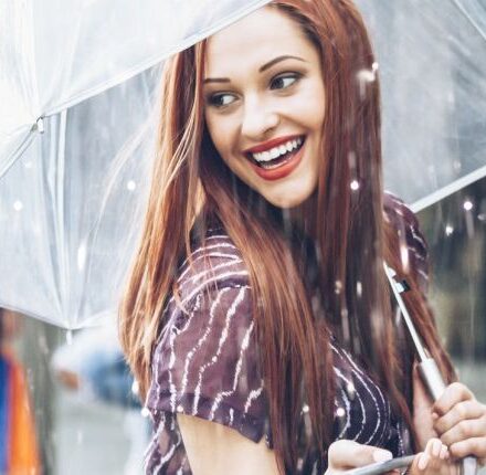 Capelli sotto la pioggia: 3 gesti che ti salvano lo styling