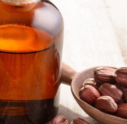 Olio di jojoba: ne parliamo con l'aromatologa Catherine Gilette