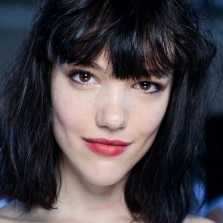 Voglia di capelli neri? Qui, una guida per non sbagliare.