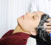 Massaggiare il cuoio capelluto per favorire la crescita dei capelli