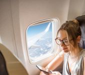 3 idee di styling per salvare i capelli quando viaggi in aereo