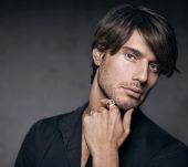 L'uomo: l'influenza Anni '50 sulle pettinature Primavera/Estate 2020