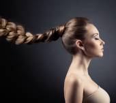 Quali acconciature per valorizzare i capelli folti?